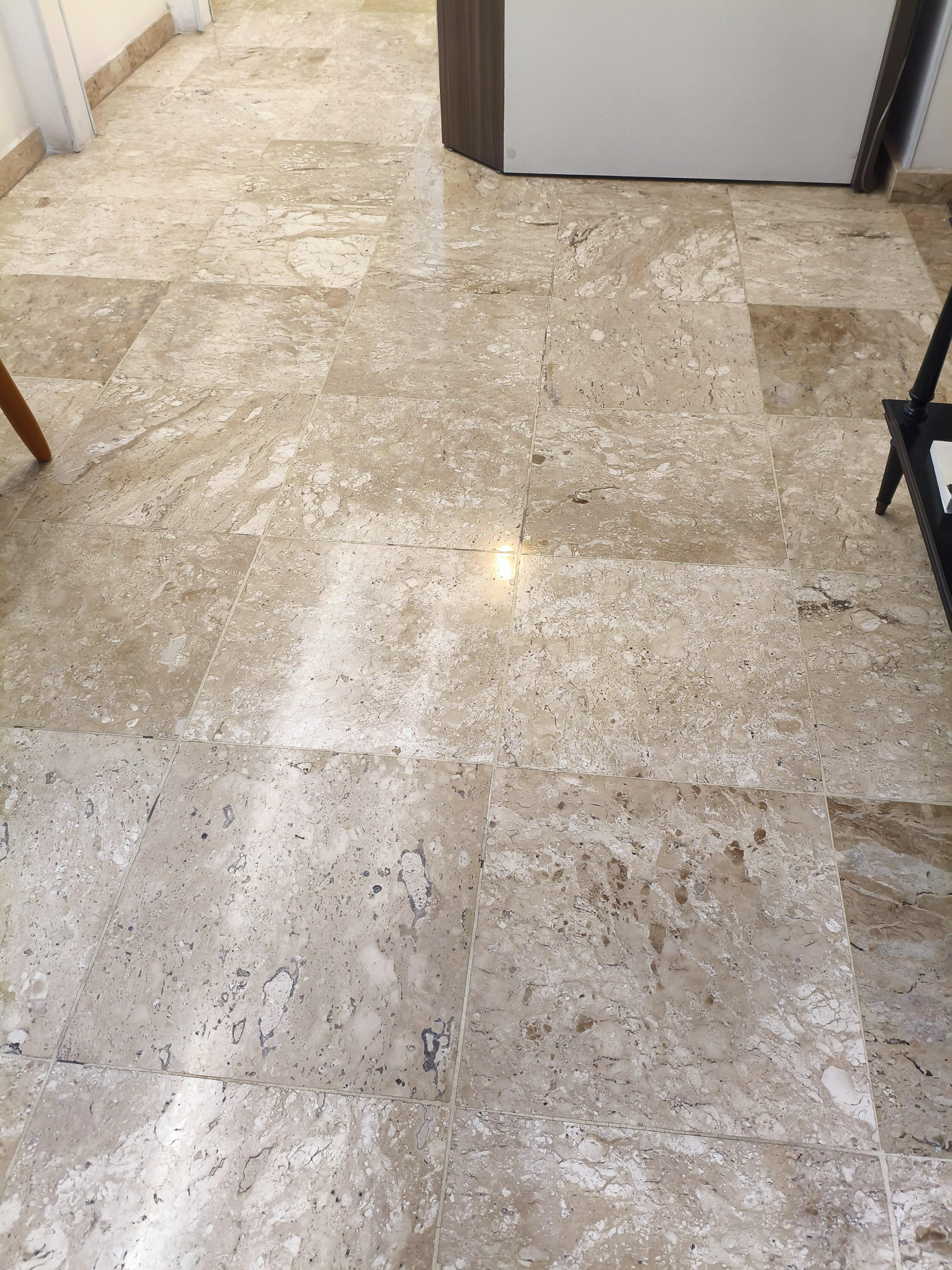 Foto de MÁRMORE TRAVERTINO (RECEPÇÃO - ESCADA - HALL 2ºA) (DEGRAUS 1200X280MM) - APROX. 35M² (AVALIAÇÃO DA RETIRADA SEM QUEBRA DO BEM POR CONTA E RISCO DO COMPRADOR) - ESSE ITEM POSSUI DATA DE RETIRADA A SER
