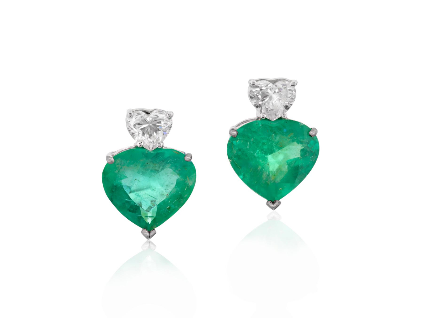 Foto de Par de brincos de ouro branco 18k, diamantes lapidação coração regulando 1,45ct no total e esmeraldas regulando 7,86ct no total. Cerca de 7,0g.