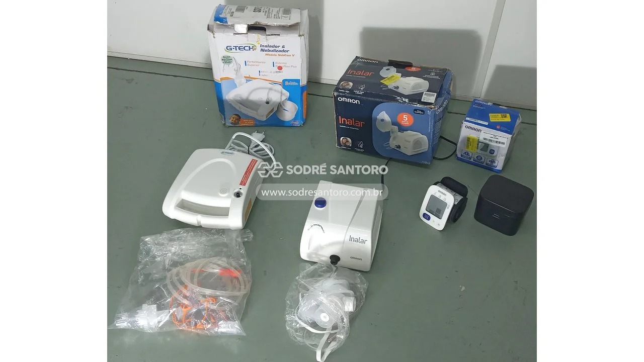 Foto de 1 monitor de pressão arterial e 2 nebulizadores