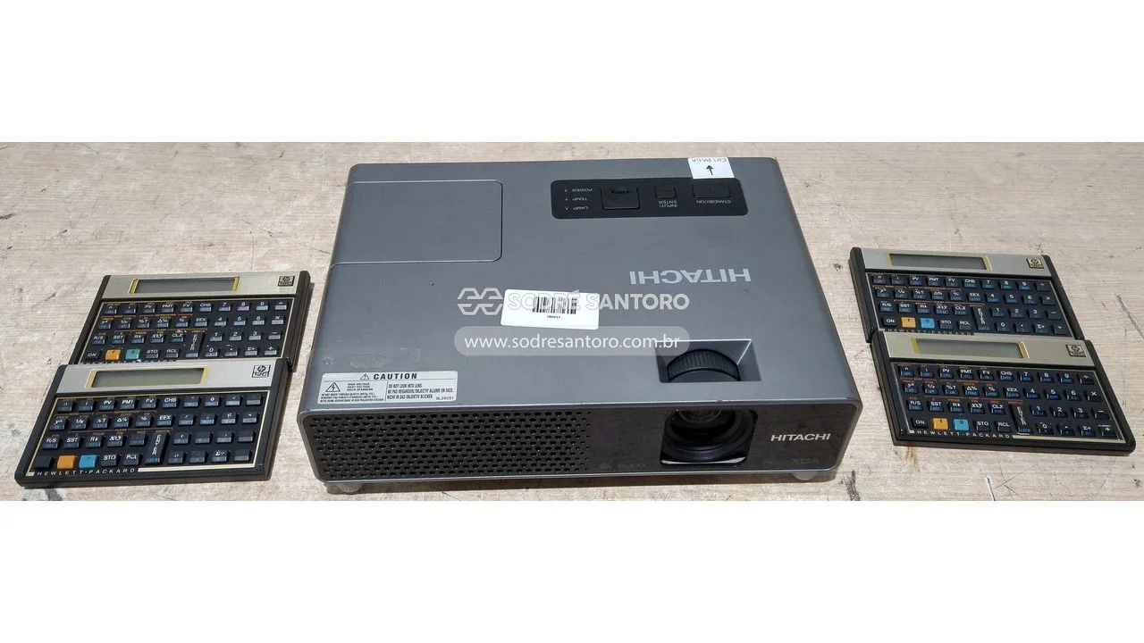 Foto de 1 projetor hitachi e 4 calculadoras financeiras