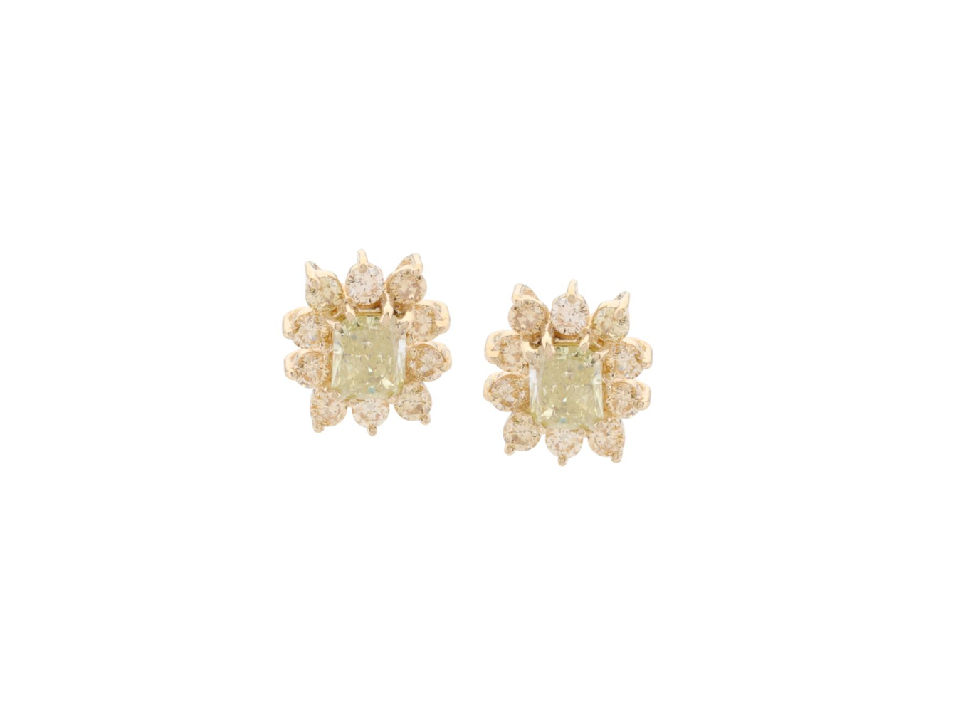 Foto de Par de brincos de ouro amarelo 18k e diamantes amarelos. Cerca de 4,0g.