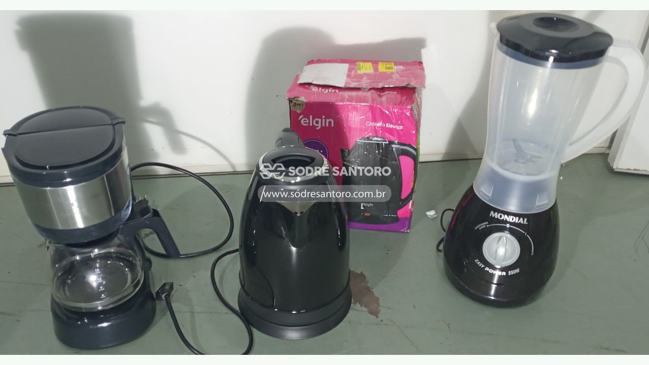 Foto de 1 chaleira, 1 liquidificador e 1 cafeteira