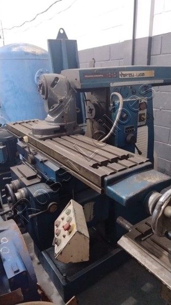 Foto de FRESADORA UNIVERSAL INFRESA MOD. LAGUN 1350 C/ CABEÇOTE ANGULAR / MESA 300X 1350 MM - NO ESTADO
