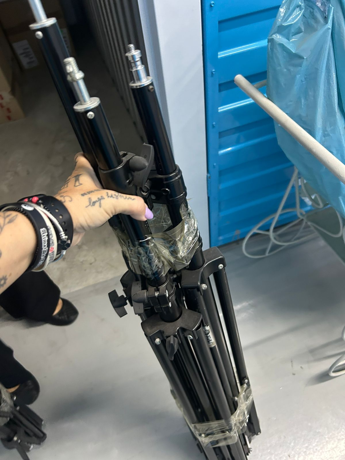 Foto de Box 3190 - 2,5m2BENS:Cesto de madeira(diversos); Poltrona de criança(2); suporte para câmera(2); gorros de crochê(diversos);... Local do bem: Rua Bela, 1030 - São Cristóvão - Rio de Janeiro/RJ