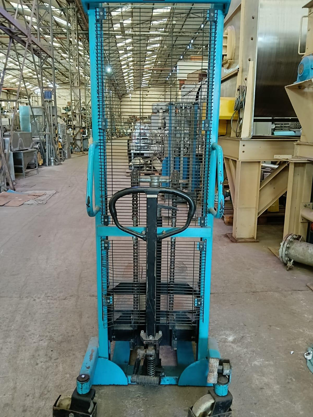 Foto de ELEVADOR HIDRAULICO MANUAL TIPO STACK, CAPACIDADE 1.500 KG.