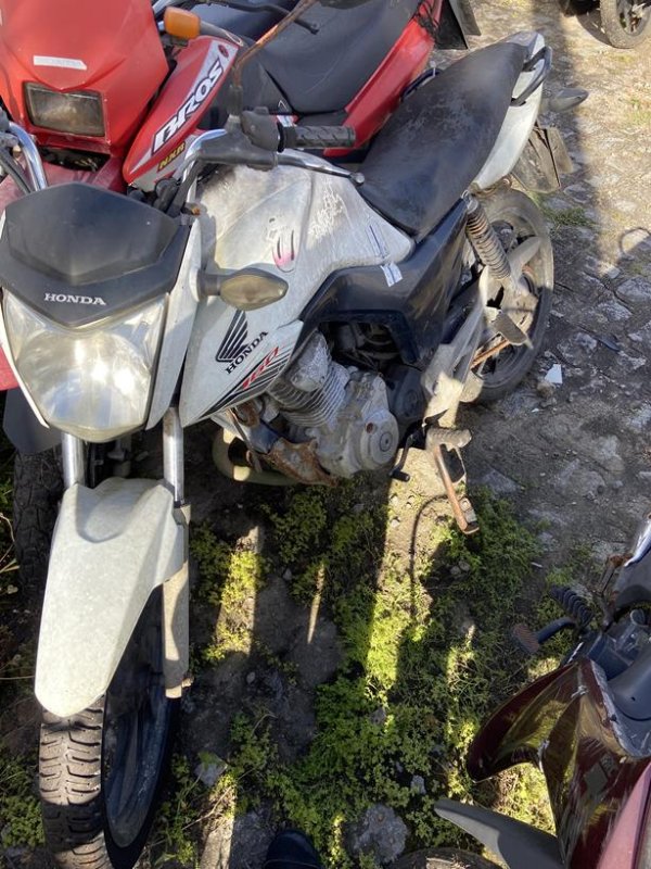 Foto de HONDA/CG 160 FAN, ANO/MOD 2017/2018, COR BRANCA, COMBUSTIVEL ALCOOL/GASOLINA, PLACA QLG7303 - AL, RENAVAM 1150287583, ID CHASSI 9C2KC2200JR1