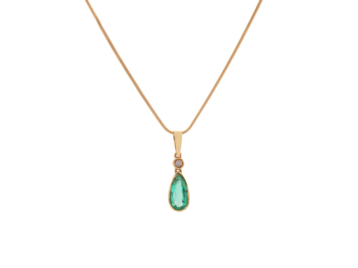 Foto de Pendente de ouro amarelo 18k, diamante lapidação brilhante e esmeralda. Acompanha corrente de ouro amarelo 18k. Cerca de 6,3g.