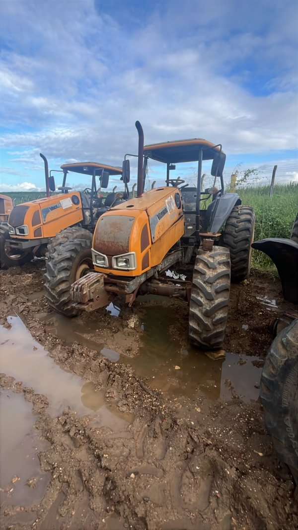 Foto de TRATOR VALTRA BM 100 4X4, ANO 2014, COR AMARELA, Nº 4568. (APROX. 14.584 HORAS TRABALHADAS)