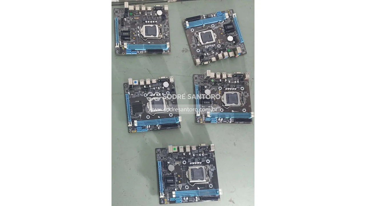 Foto de 5 placa-mães de informática