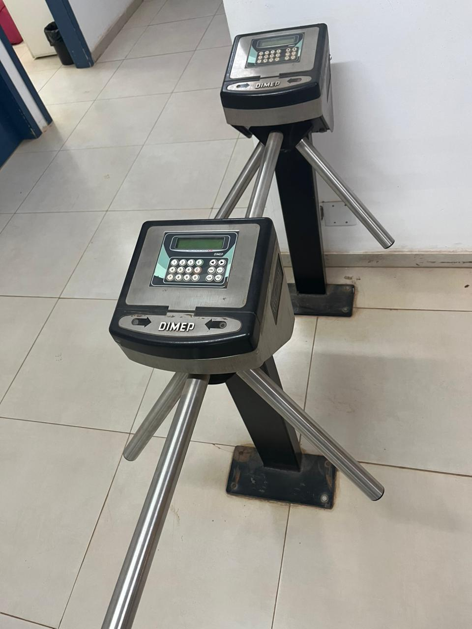 Foto de 2 Catracas Fixas + Corrimão