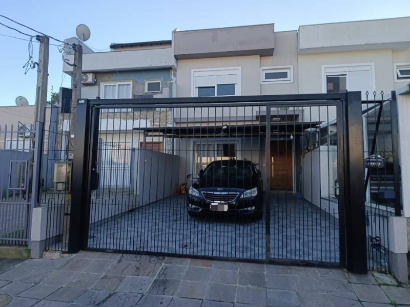 Foto de Casa em leilão no Condomínio Urbanístico Villagio Di Napoli em Porto Alegre - RS