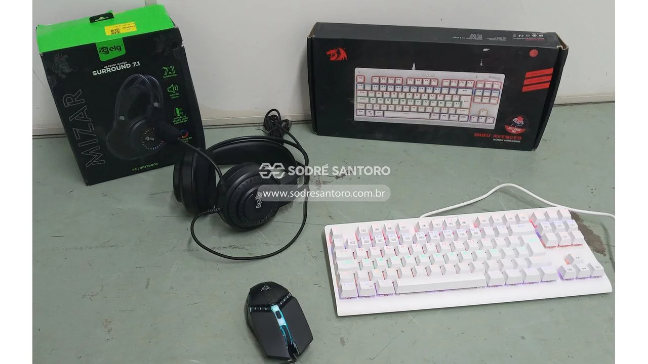 Foto de 1 fone, 1 mouse e 1 teclado personalizados