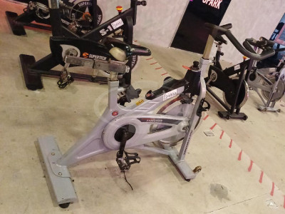 Foto de BICICLETA ERGOMÉTRICA E BICICLETAS DE SPINNING