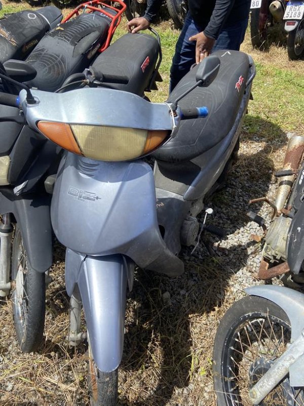 Foto de HONDA/C100 BIZ MAIS, ANO/MOD 2002/2003, COR PRATA, COMBUSTIVEL GASOLINA, PLACA MVH9G49 - AL, RENAVAM 795454333, ID CHASSI 9C2HA07203R003517
