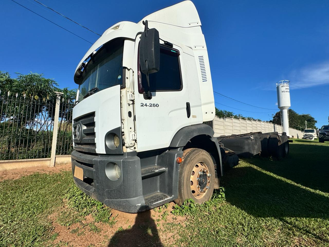 Foto de Caminhão VW 24.250 Constellation 2011 - Motor Cummins 350.000 km Reais Tacógrafo Virado - ID: #3514205