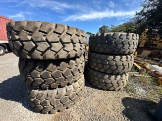 Foto de 4 Pneus com Rodas 23.5 R25
