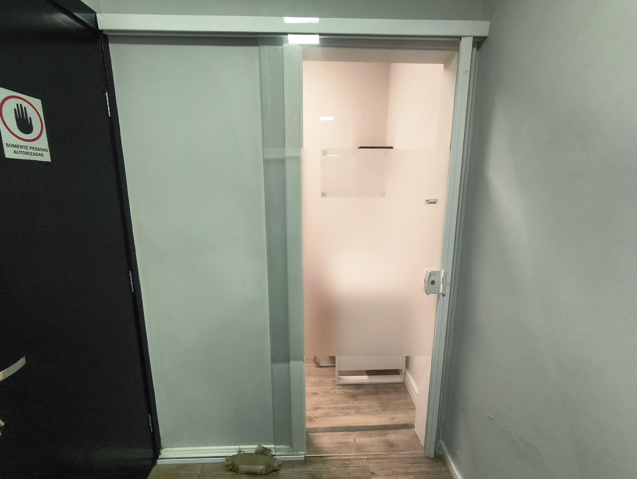 Foto de PORTA EM VIDRO DE CORRER - COM BATENTE E GUARNIÇÕES - (AVALIAÇÃO DA RETIRADA SEM QUEBRA DO BEM, POR CONTA E RISCO DO COMPRADOR) - CÓDIGO: 13529 - MEDIDAS APROX.: 2100X850MM - LOCAL: SALA 8