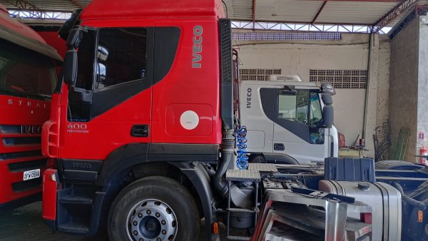Foto de CAMINHÃO IVECO/STRALIS 600S44T 6X2, ANO/MOD 2016/2017, COR VERMELHA, COMBUS DIESEL, PLACA QFW0956