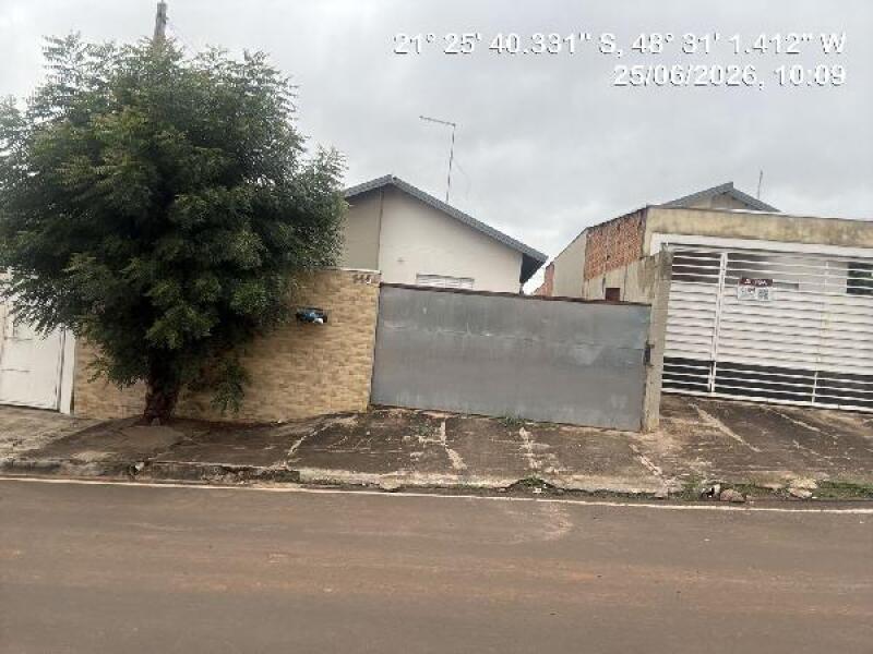 Foto de Casa em leilão no bairro Jardim Stracini em Taquaritinga - SP