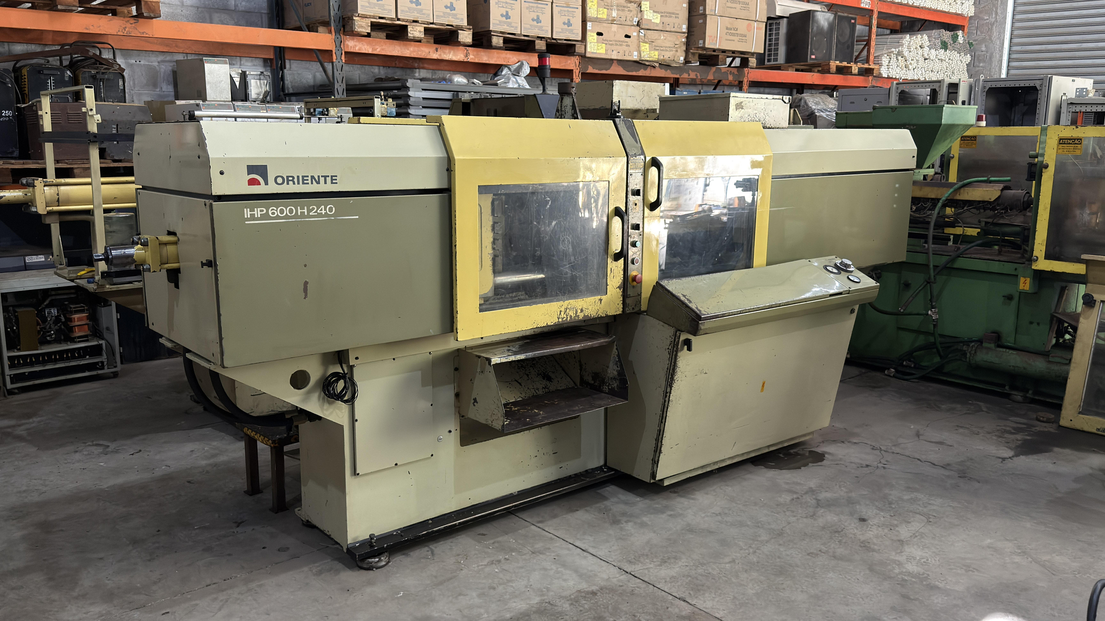 Foto de Injetora de Plástico Oriente IHP 600H/240