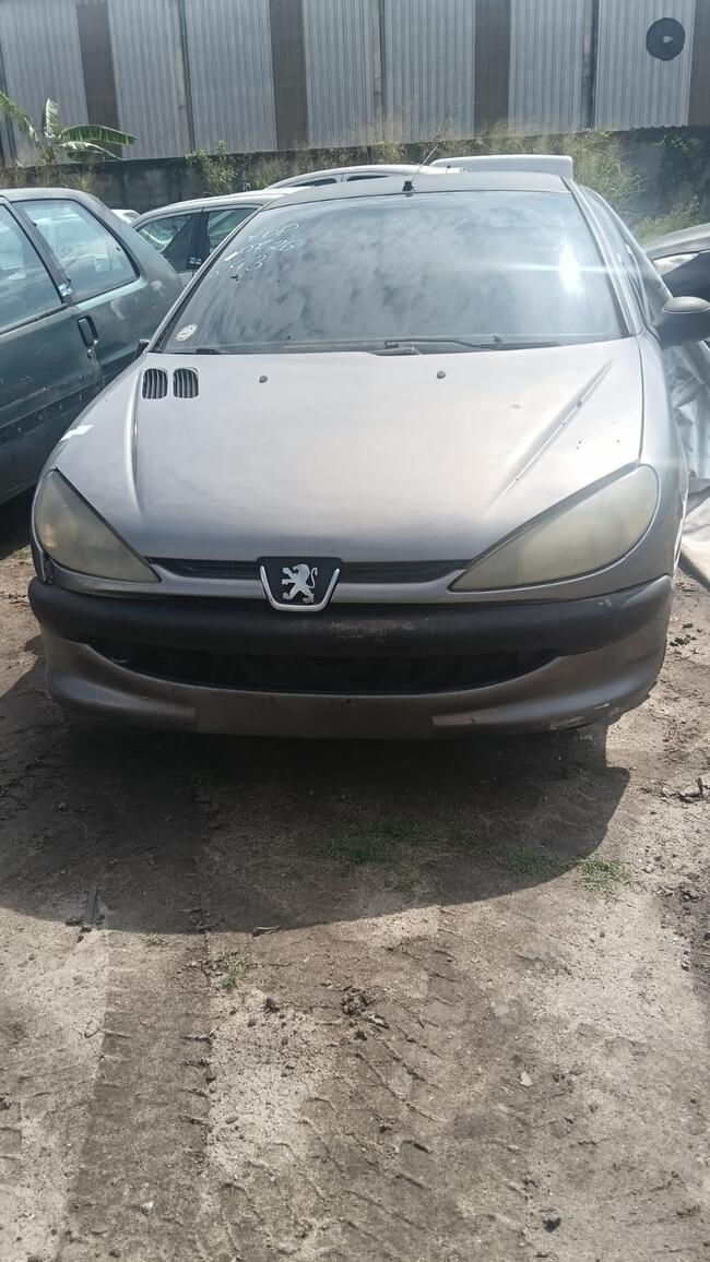 Foto de I/Peugeot 206 Soleil | LND8H11/RJ | 2000/2000 | Chassi: VF32ANFZ9YW017701 | Renavam: 737791535 | Motor: 10FX1T0760612 | Cinza | Gasol/Gnv | Veículo conservado. Sem placa no físico