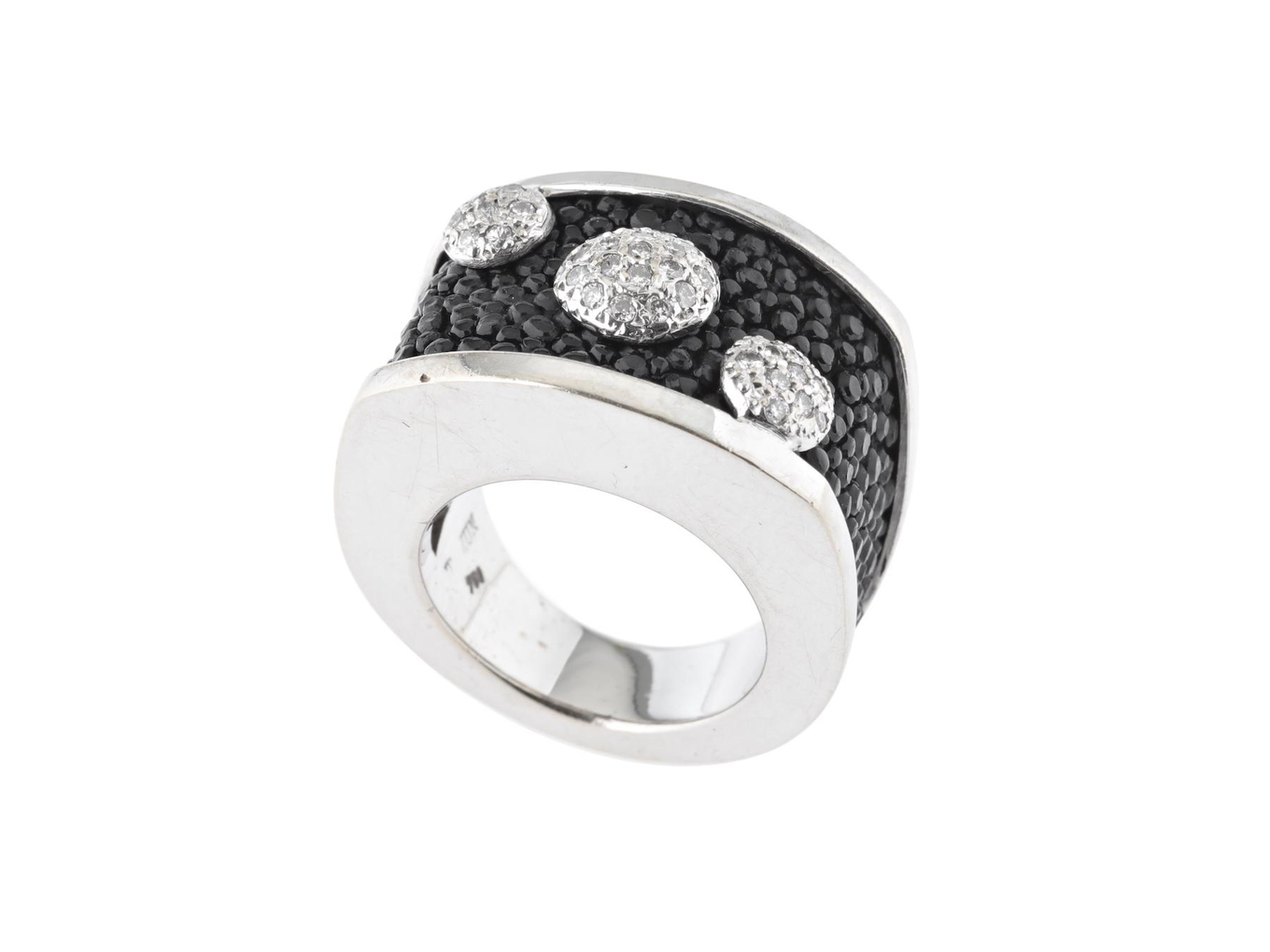 Foto de Dryzun - Anel de ouro branco 18k, diamantes lapidação brilhante e Galuchat (pele de arraia). Cerca de 19,9g. Medida 17. Acompanha estojo original.