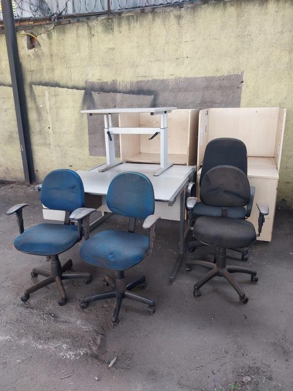 Foto de MÓVEIS PARA ESCRITÓRIO ( 2 BALCÕES + 1 ARMÁRIO BAIXO + 3 MESAS + 4 CADEIRAS ) (Ref.: 21611)