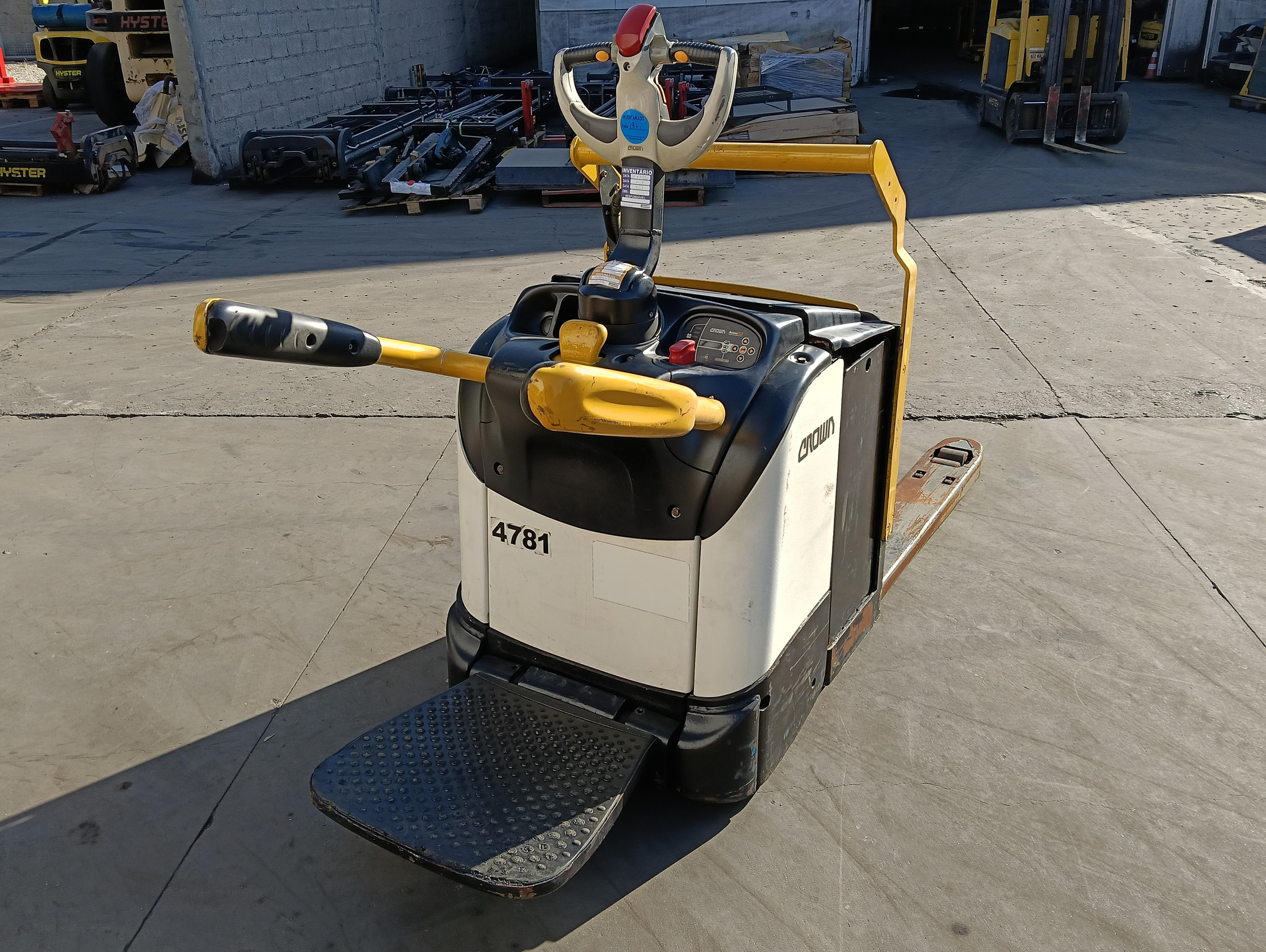 Foto de PALETEIRA ELÉTRICA CROWN WT3040, ANO: 2019, CAP: 2,0 TON, SÉRIE: R8435A619702 (Ref: 4781)