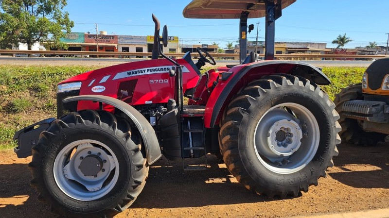 Foto de TRATOR AGRÍCOLA MARCA MASSEY FERGUSON MODELO MF 5709; ANO 2018/2019 - EQUIP. FUNCIONANDO