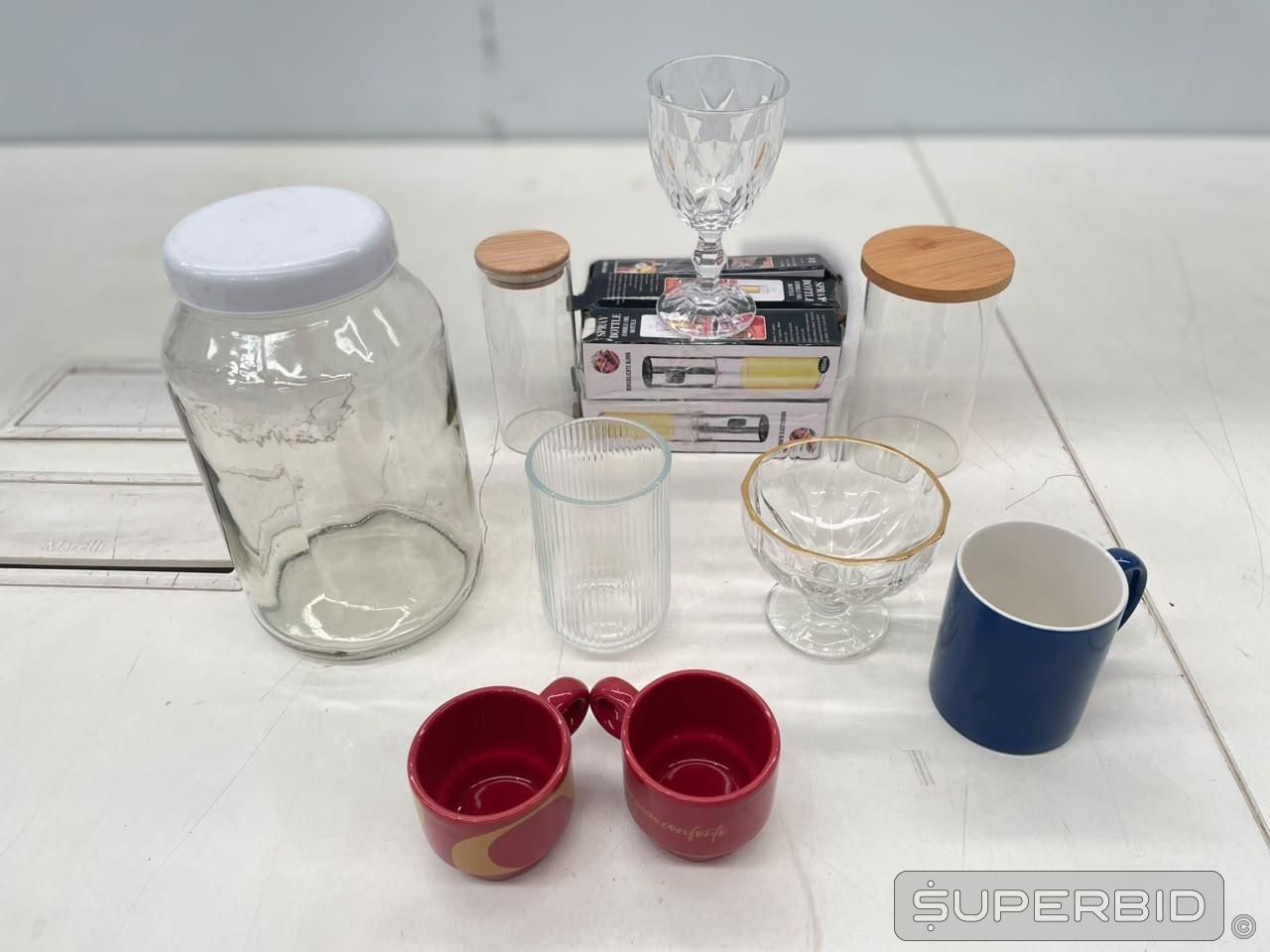 Foto de ESPELHO REDONDO, RAMEKIN LE CREUSET , POTE HÉRMETICO, ARMÁRIO HUMIDIFICADOR E OUTROS (APROX. 63 UN) (Ref.: SB0032779)