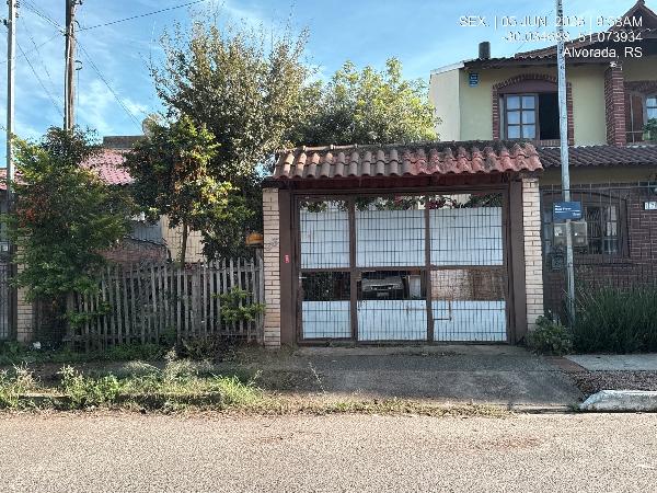 Foto de Casa em leilão no bairro Jardim Algarve em Alvorada - RS