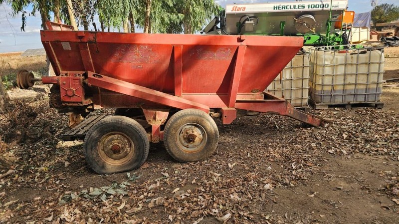 Foto de ADUBADORA / DISTRIBUIDOR AGRÍCOLA; MARCA JMI; MODELO JM5050-TD - EQUIP. FUNCIONANDO
