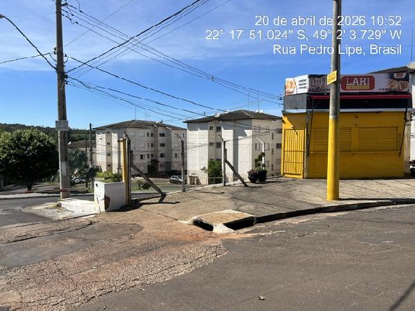 Foto de Apartamento em leilão no Núcleo Habitacional Mary Dota em Bauru - SP