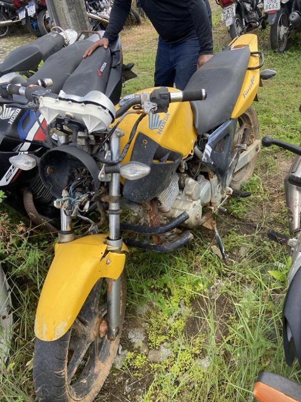 Foto de HONDA/CBX 250 TWISTER, ANO/MOD 2006/2007, COR AMARELA, COMBUSTIVEL GASOLINA, PLACA MVI7E36 - AL, RENAVAM 900434767, ID CHASSI 9C2MC35007R015