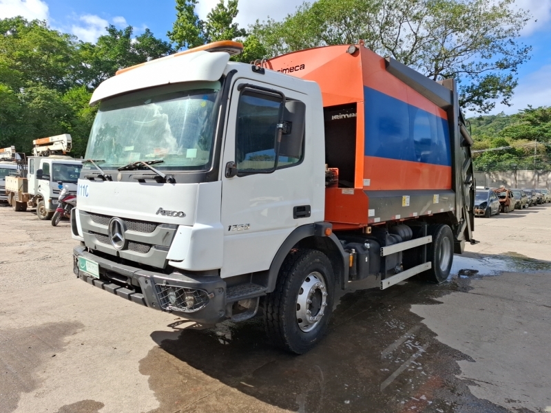 Foto de MERCEDES BENZ ATEGO 1729 CL COMPACTADOR 15M³ USIMECA 2019 / 2019 BRANCA DIESEL