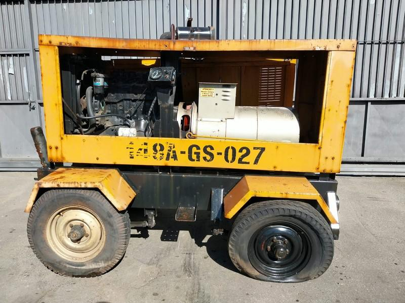 Foto de GERADOR DE SOLDA BAMBOZZI , MOTOR DIESEL , GERADOR TN8B/63 SOB CARRETA (Ref.: LL16-21639)