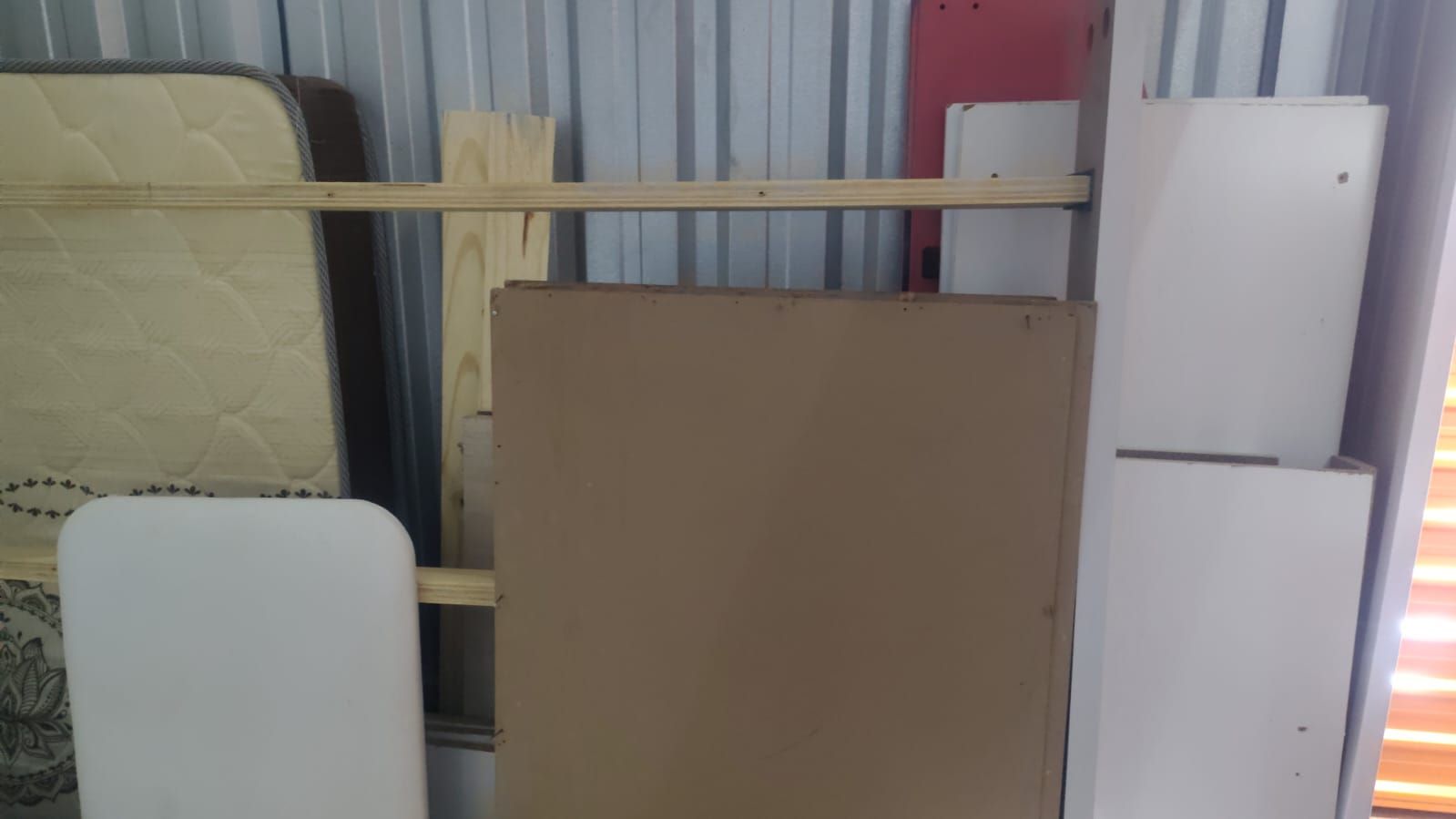 Foto de Box A-09 - 03m3BENS:Cama de criança Hotwheels com um colchao, objetos de cozinha e armario, cabeceira cama de casal branca.... Local do bem: Rua Zaquia Nami Mokdeci, 35 - Aeroporto - Juiz de Fora/MG