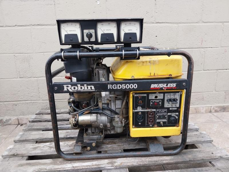 Foto de 2 GERADORES SENDO = 1 GERADOR MARCA ROBIN MOD FGD 5000 E 1 GERADOR A DIESEL MARCA NAGANO MOD ND 7000E (Ref.: 21464 - 21465)