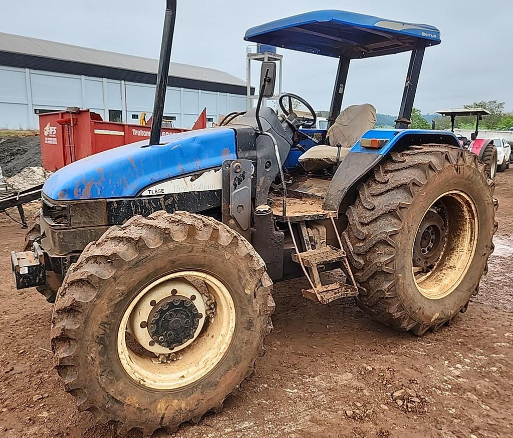 Foto de TRATOR DE PNEUS NEW HOLLAND TL85E ANO: 2002