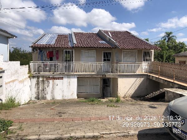 Foto de Casa em leilão no bairro Jardim do Cedro em Gravataí - RS