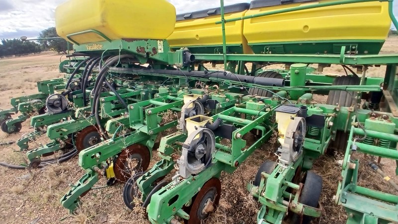 Foto de PLANTADEIRA JOHN DEERE 2130 - RITM0968642 - 180208 - PY - LOC. SÃO DESIDÉRIO/BA
