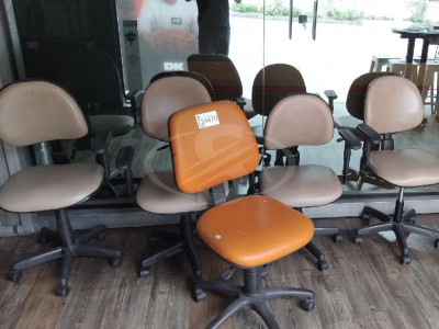 Foto de CADEIRAS DIVERSAS E ESTANTE