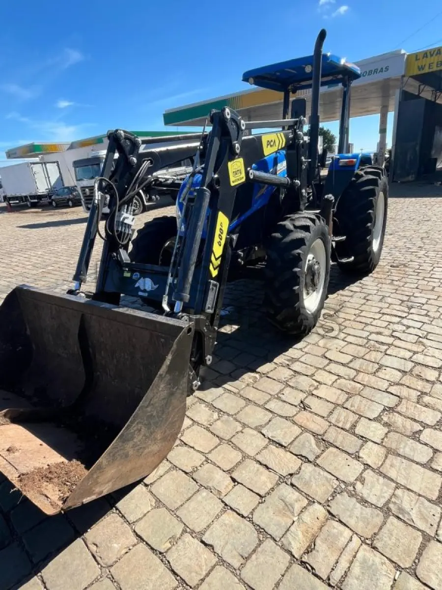 Foto de TRATOR NEW HOLLAND TLS 80 C/ CONCHA FRONTAL - ANO 2023 - CRESOL CENTRO SERR...