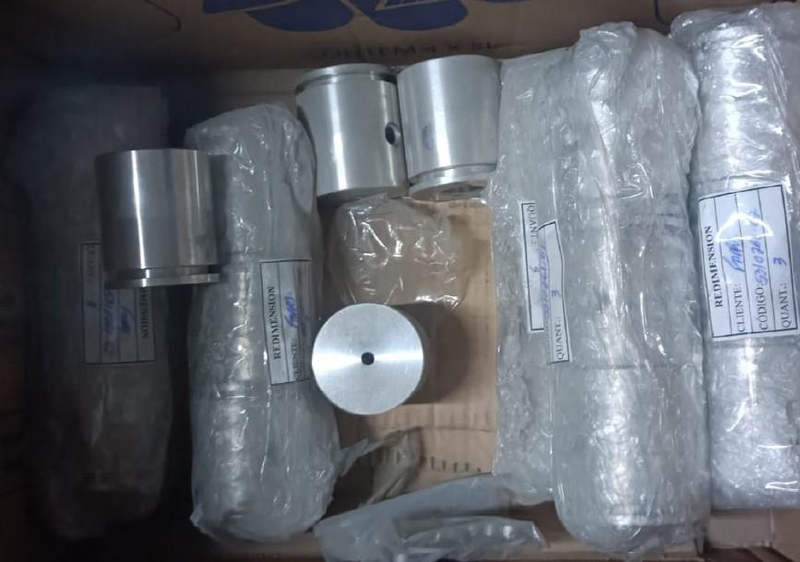 Foto de 12 peças de Modulo de conexão de Alumínio e 22 peças de Fixador de Luminária de Chão
