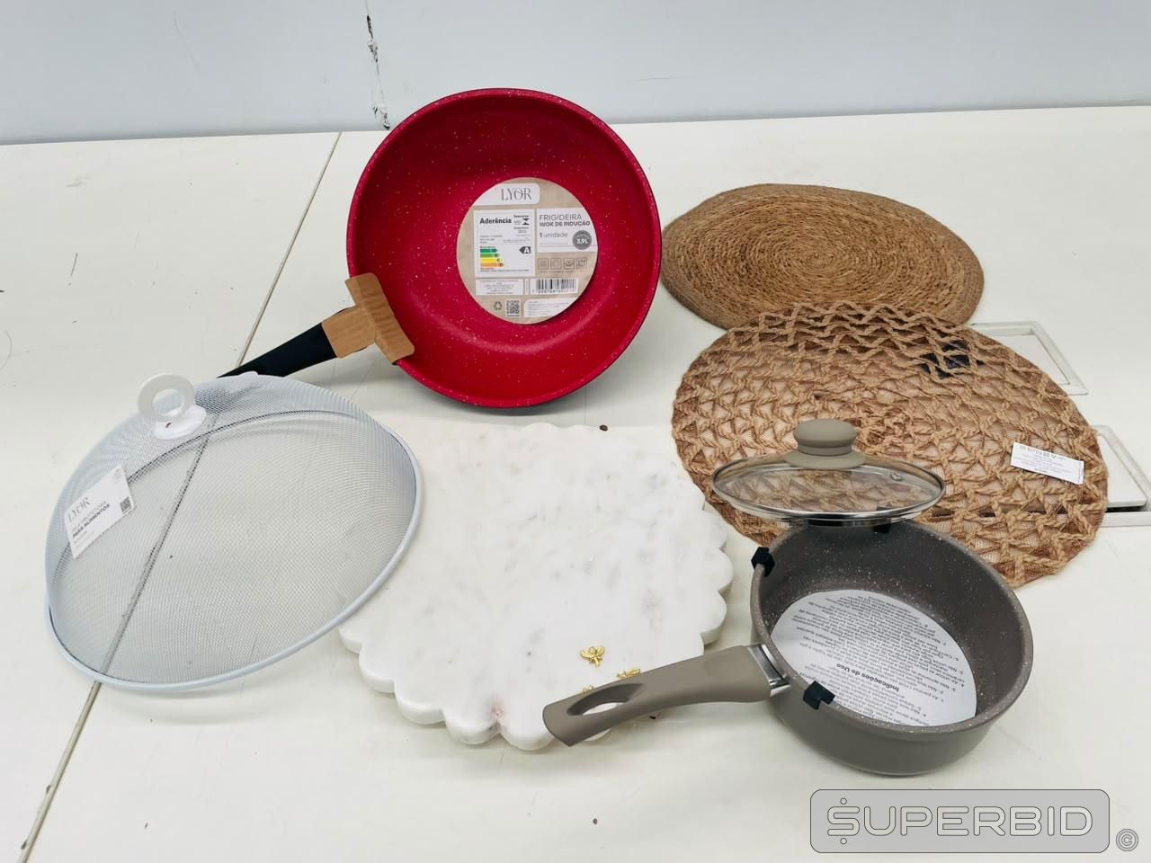 Foto de ITENS DIVERSOS: UTENSÍLIOS DE COZINHA, VESTUÁRIO, CALÇADOS, E OUTROS (APROX. 113 UND) (Ref.: SB0032767)