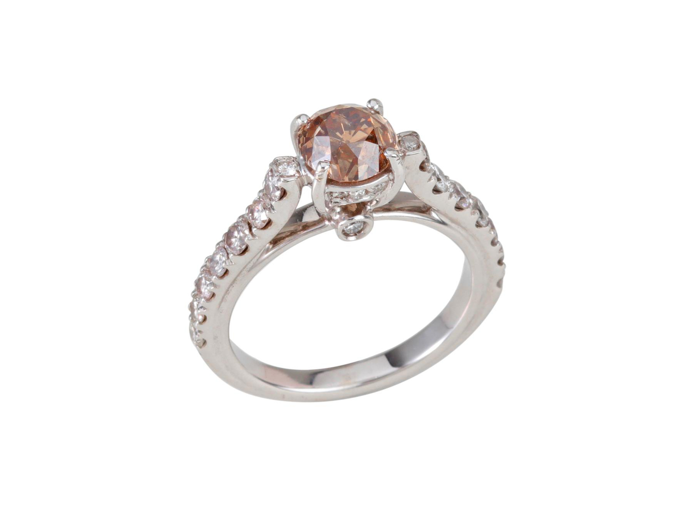 Foto de Anel de ouro branco 18k e diamantes lapidação brilhante. Central Cognac regulando 1,53ct. Cerca de 5,7g. Medida 15/16.