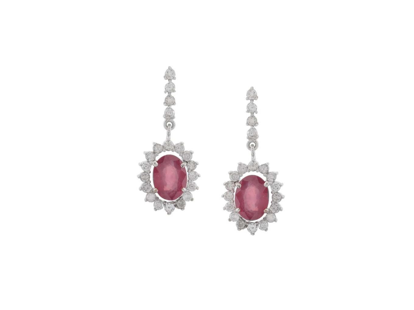 Foto de Dryzun - Par de brincos de ouro branco 18k, diamantes lapidação brilhante e rubis. Cerca de 3,6g. Obs.: Rubis compostos.