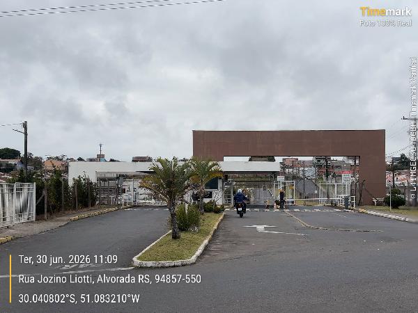 Foto de Casa em leilão no bairro Jardim Algarve em Alvorada - RS