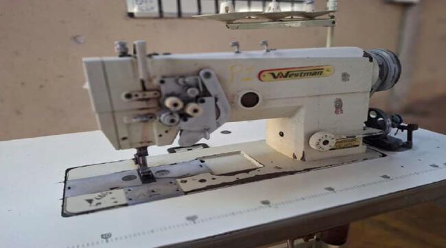 Foto de 01 máquina pespontadeira, marca Westman