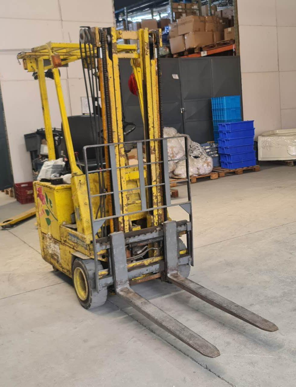 Foto de Empilhadeira Elétrica contrabalançada/Retratil Fiat